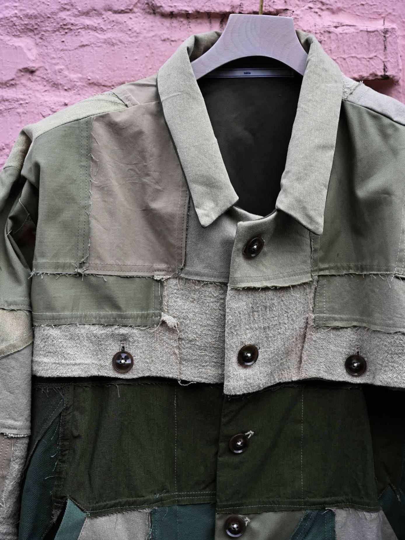 tokio / ''NEVER TRUST A FR IENDS '' Puzzle Patch JKT   (221228)
