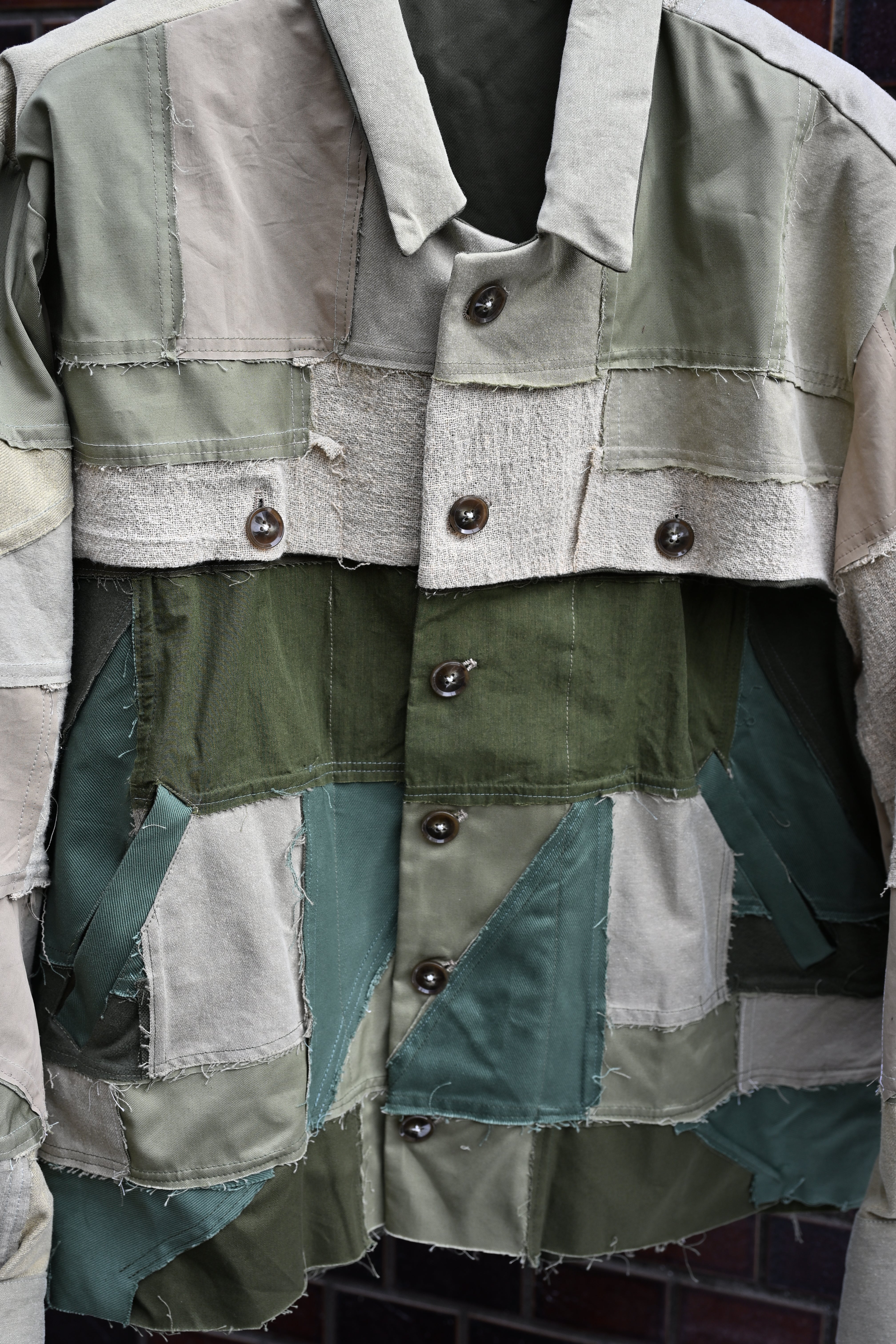 tokio / ''NEVER TRUST A FR IENDS '' Puzzle Patch JKT   (221228)