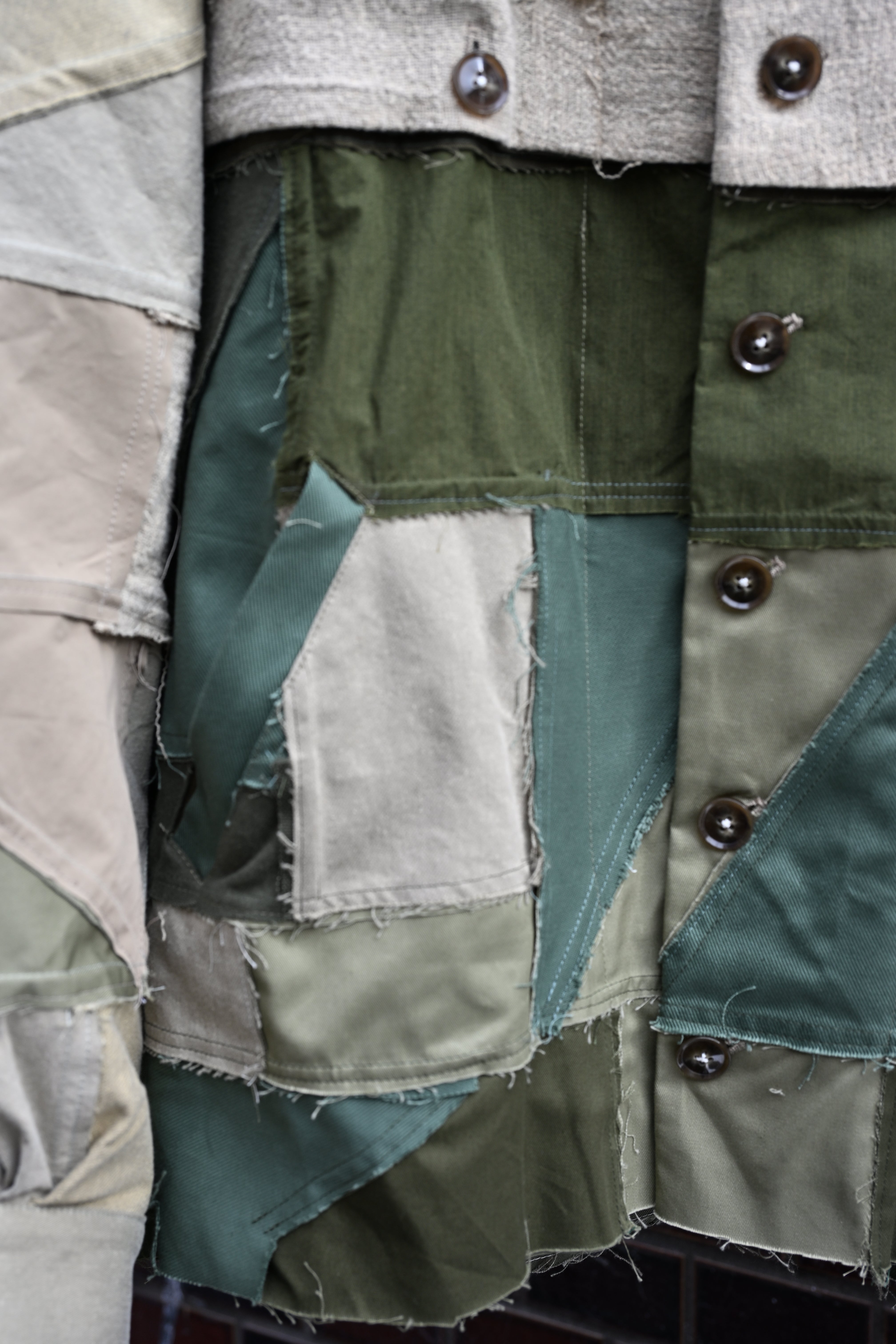 tokio / ''NEVER TRUST A FR IENDS '' Puzzle Patch JKT   (221228)