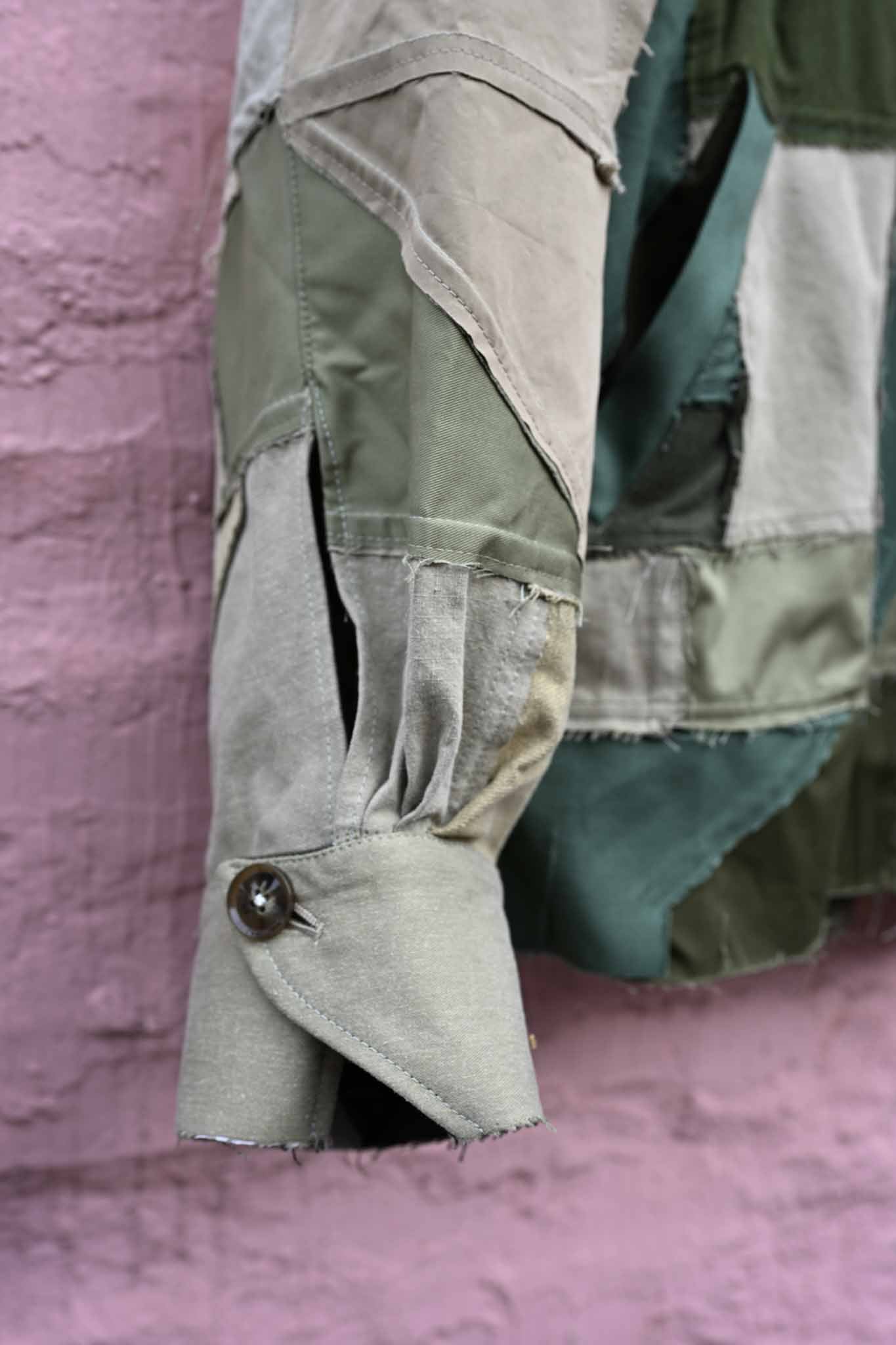 tokio / ''NEVER TRUST A FR IENDS '' Puzzle Patch JKT   (221228)