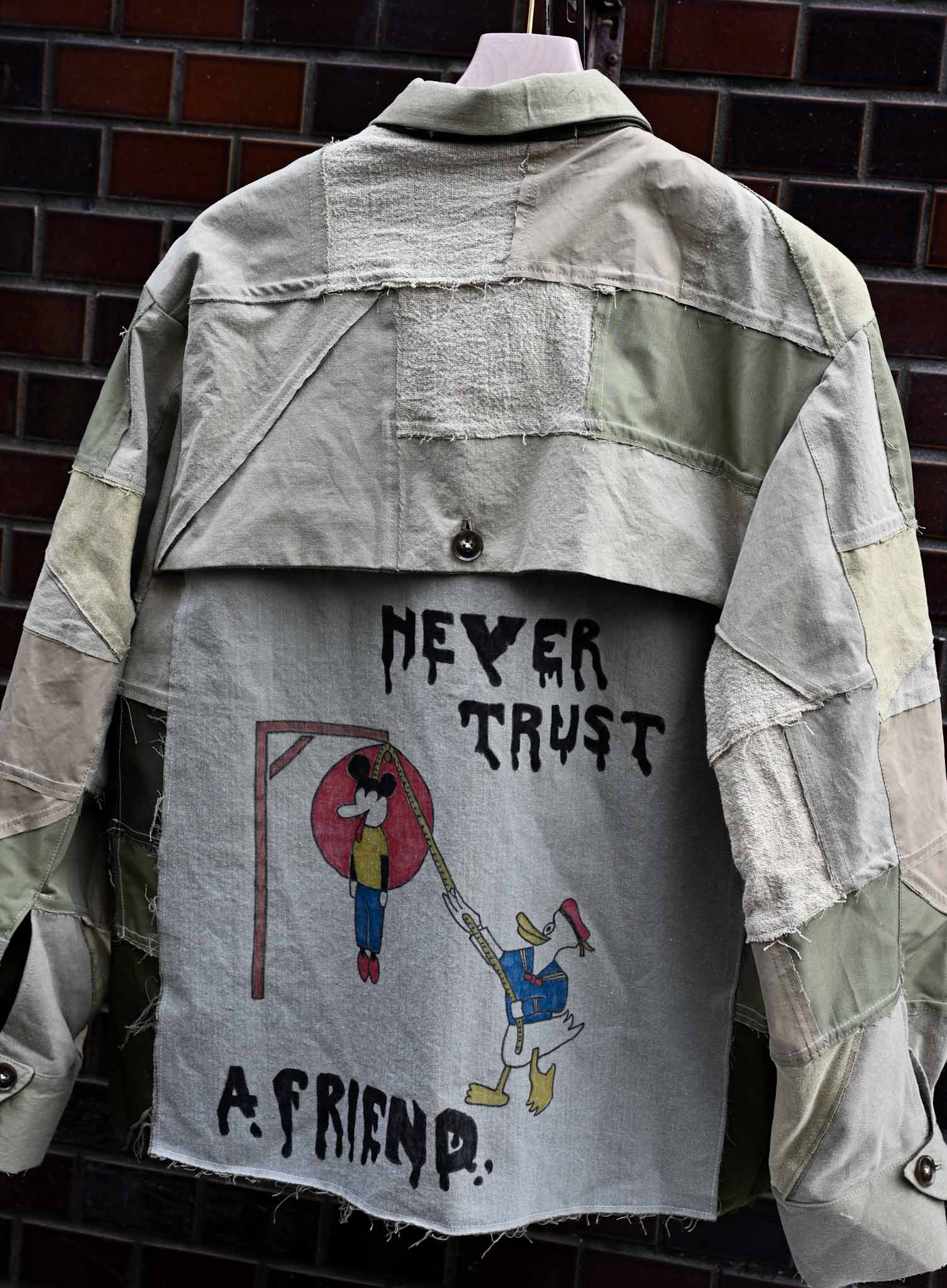 tokio / ''NEVER TRUST A FR IENDS '' Puzzle Patch JKT   (221228)
