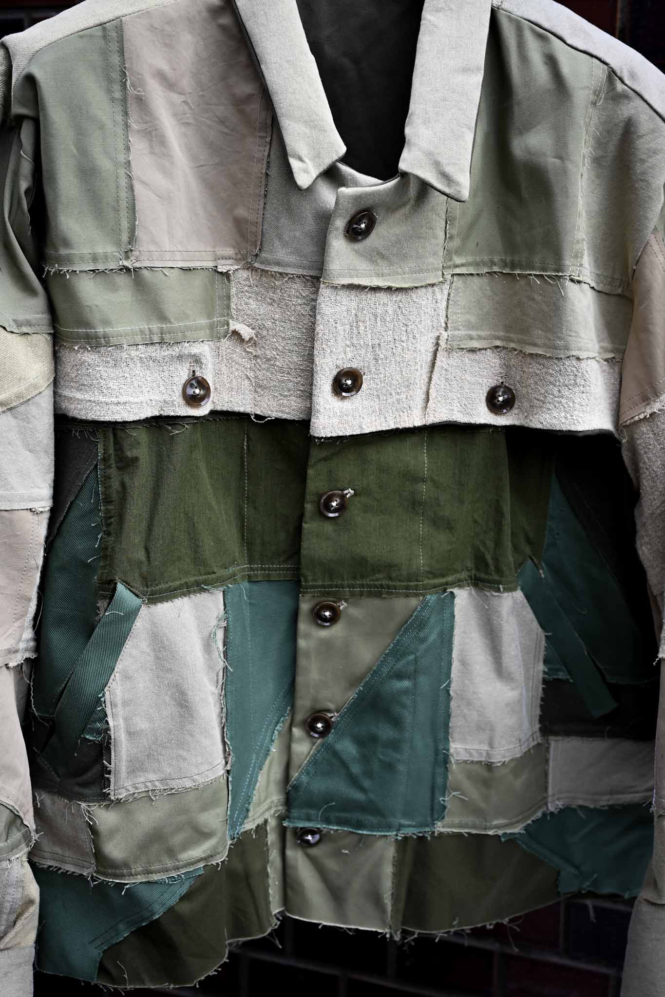 tokio / ''NEVER TRUST A FR IENDS '' Puzzle Patch JKT   (221228)