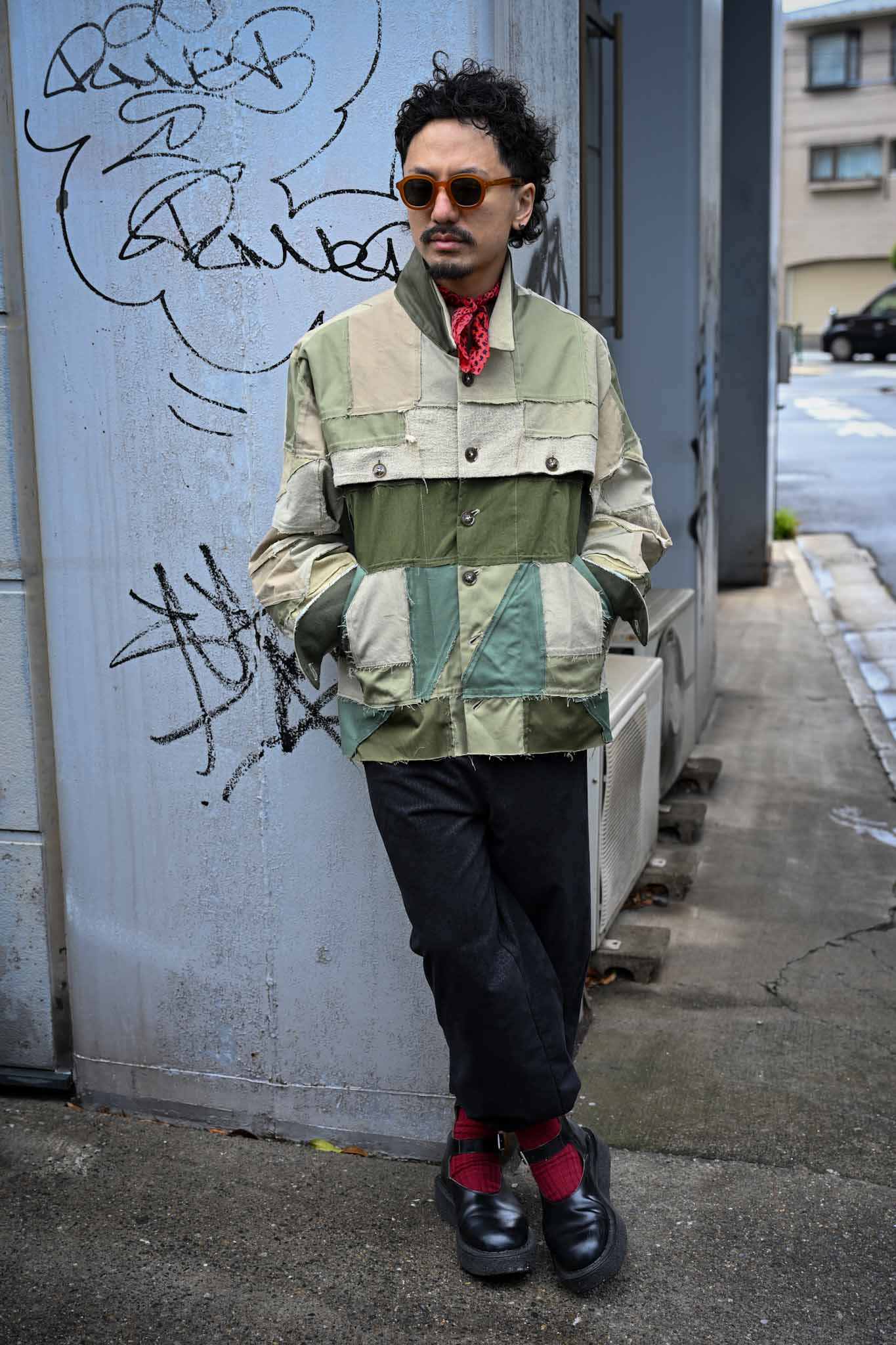 tokio / ''NEVER TRUST A FR IENDS '' Puzzle Patch JKT   (221228)
