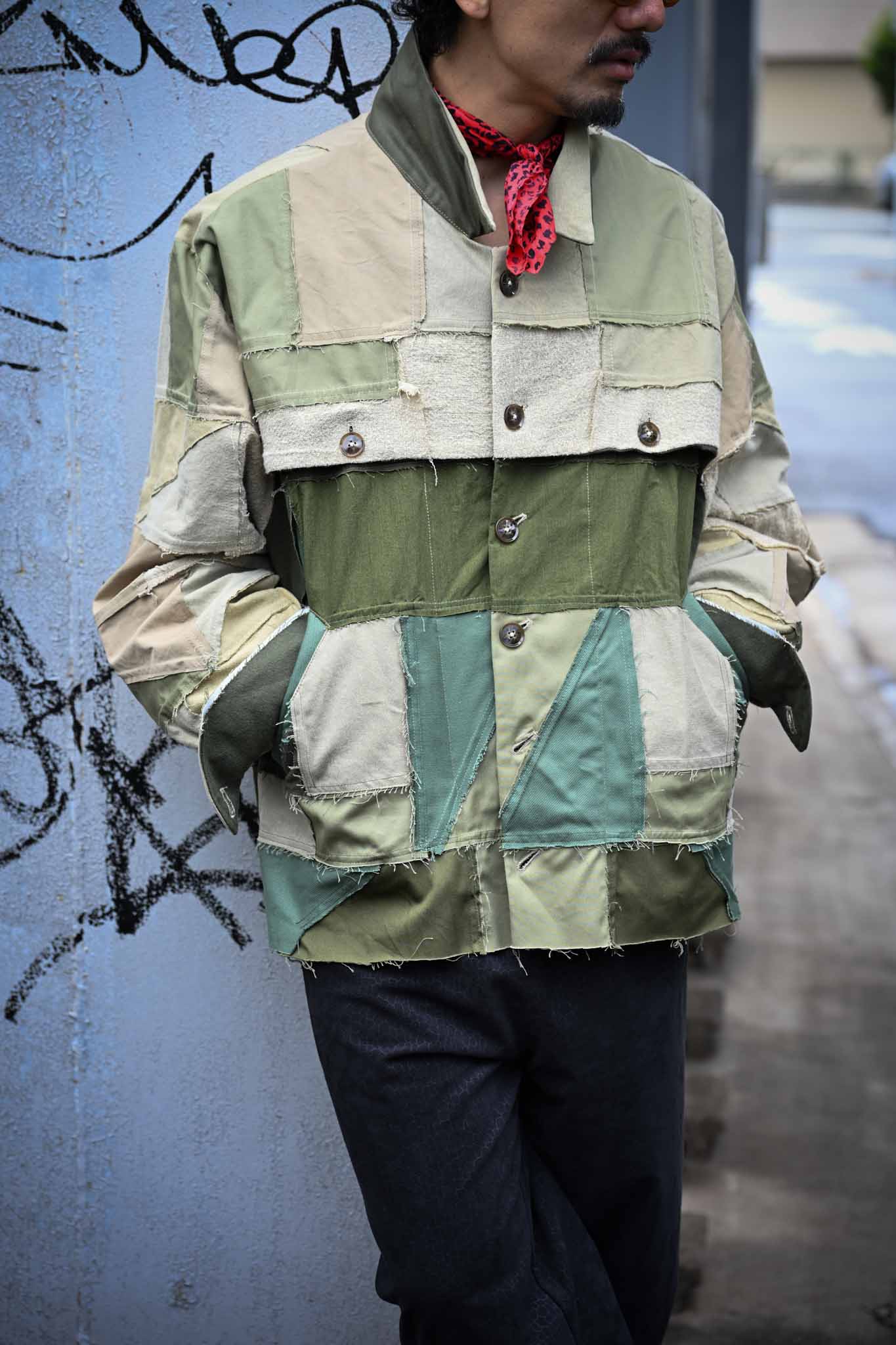 tokio / ''NEVER TRUST A FR IENDS '' Puzzle Patch JKT   (221228)