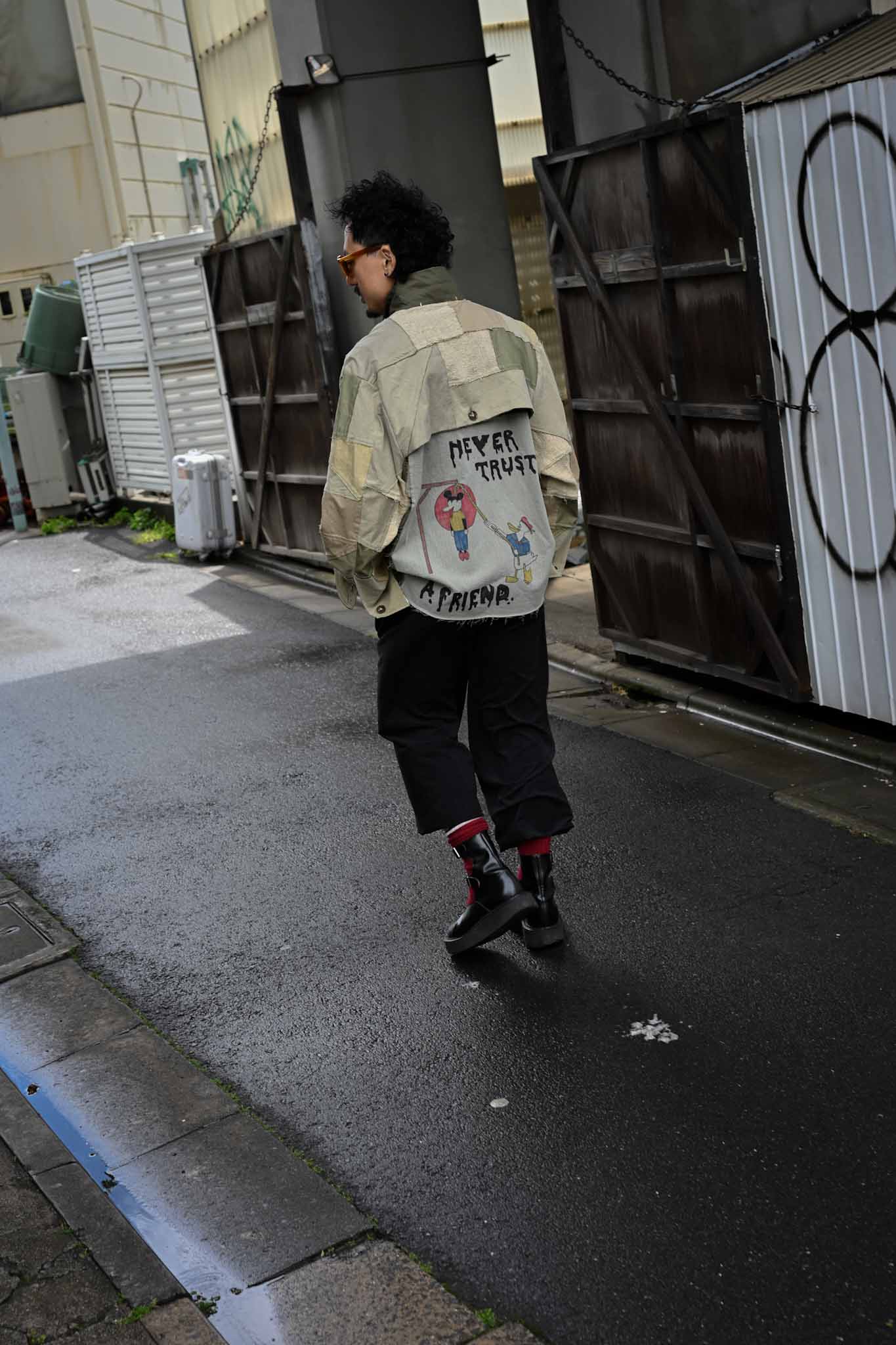 tokio / ''NEVER TRUST A FR IENDS '' Puzzle Patch JKT   (221228)