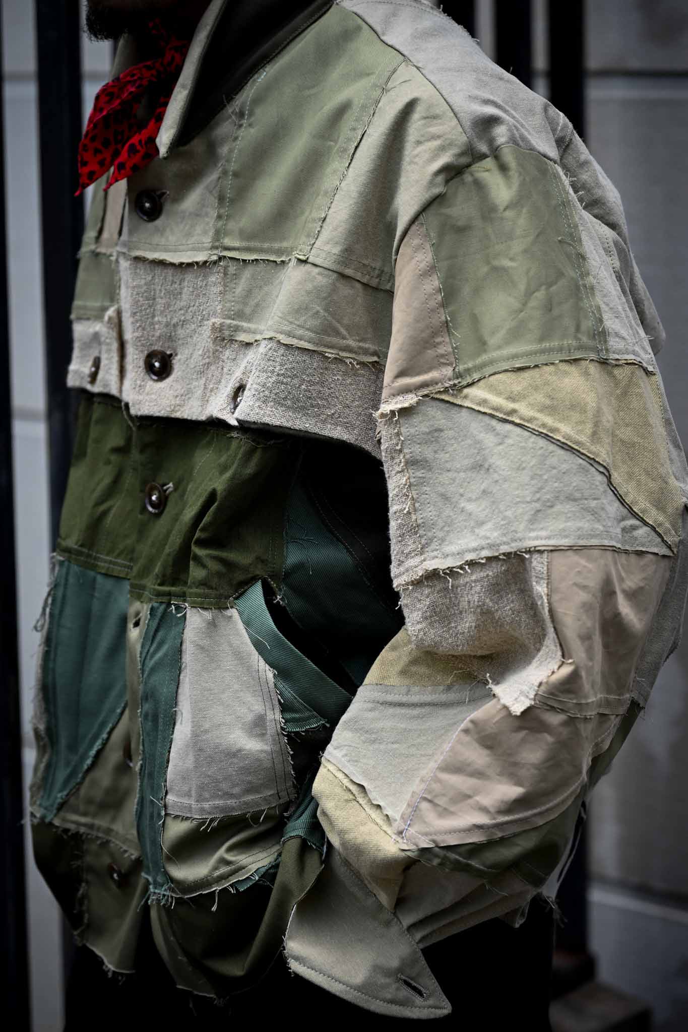 tokio / ''NEVER TRUST A FR IENDS '' Puzzle Patch JKT   (221228)