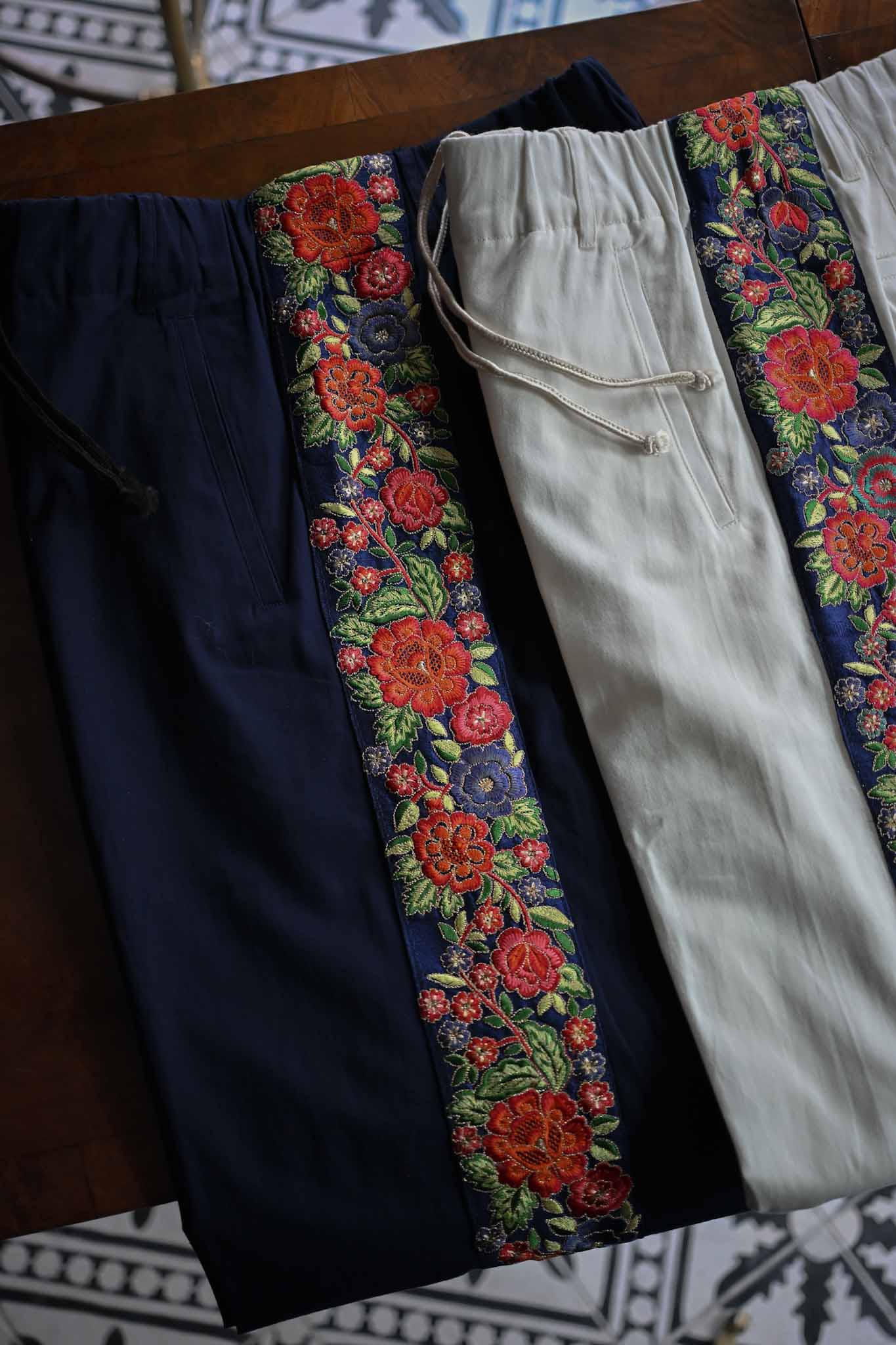 PERIOD FEATURES / INDIAN EMBROIDERY TAPE PANTS   (221230)