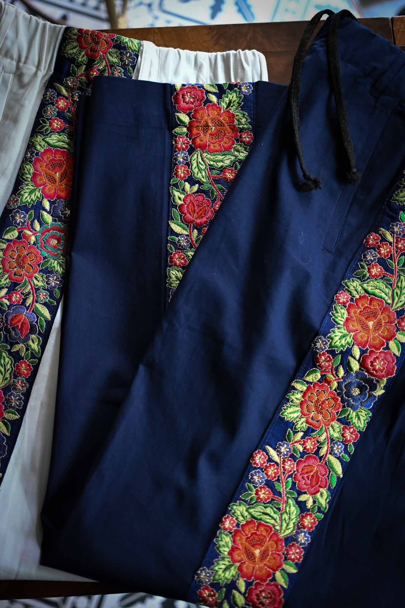 PERIOD FEATURES / INDIAN EMBROIDERY TAPE PANTS   (221230)