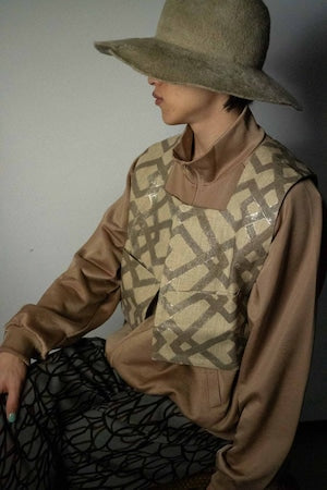 PERIOD FEATURES /  SILK SCREEN HAND PRINTING VEST